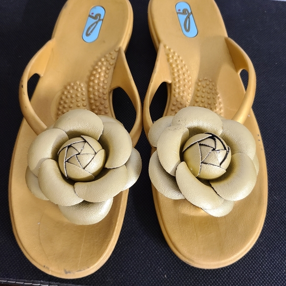 OKA b. Sandals Thong Flip-Flops Gold Flowers Comfy - Picture 3 of 10